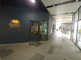 골드 포인트의 클래식 시가샵 파사드 디자인